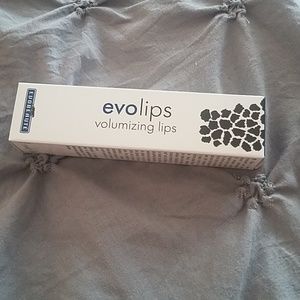 Volumizing lip gloss